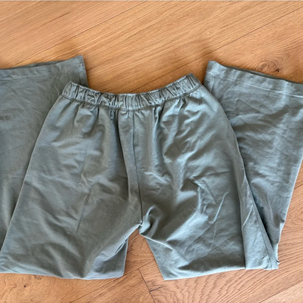Athleta Soft Olive Green Elastic Waist sweatpants - Picture 2 of 3